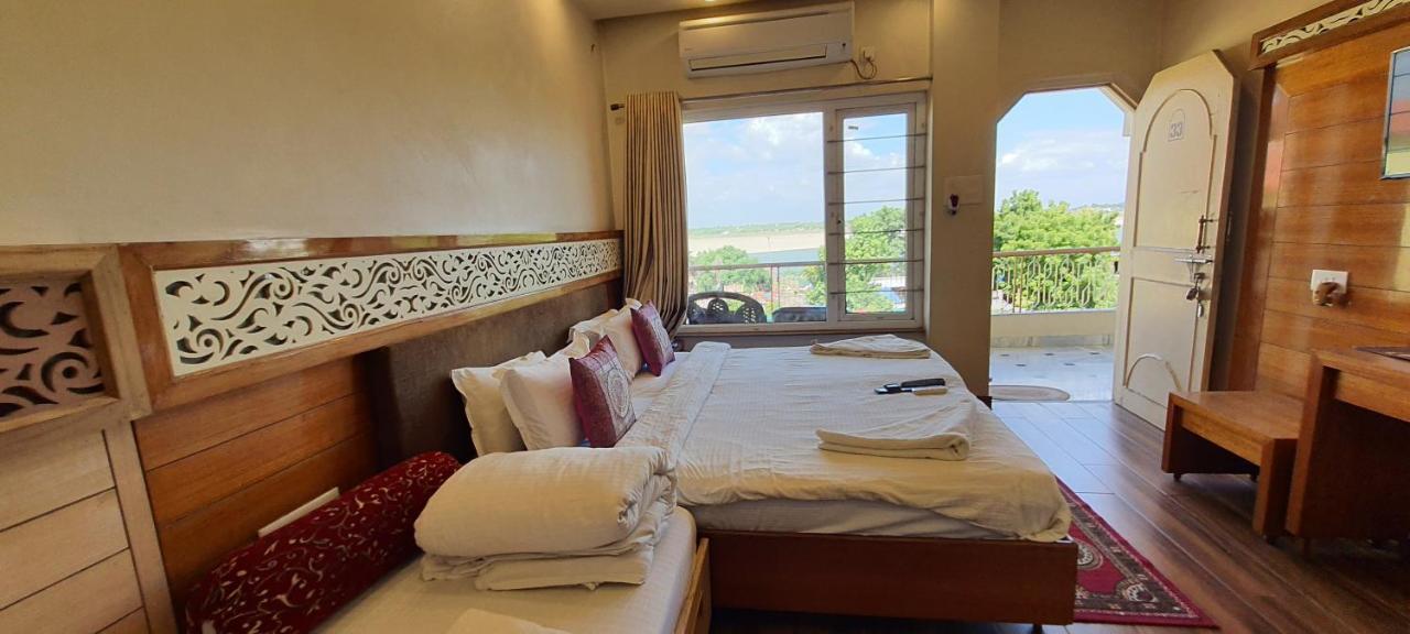 Hotel Temple On Ganges Varanasi Exterior foto